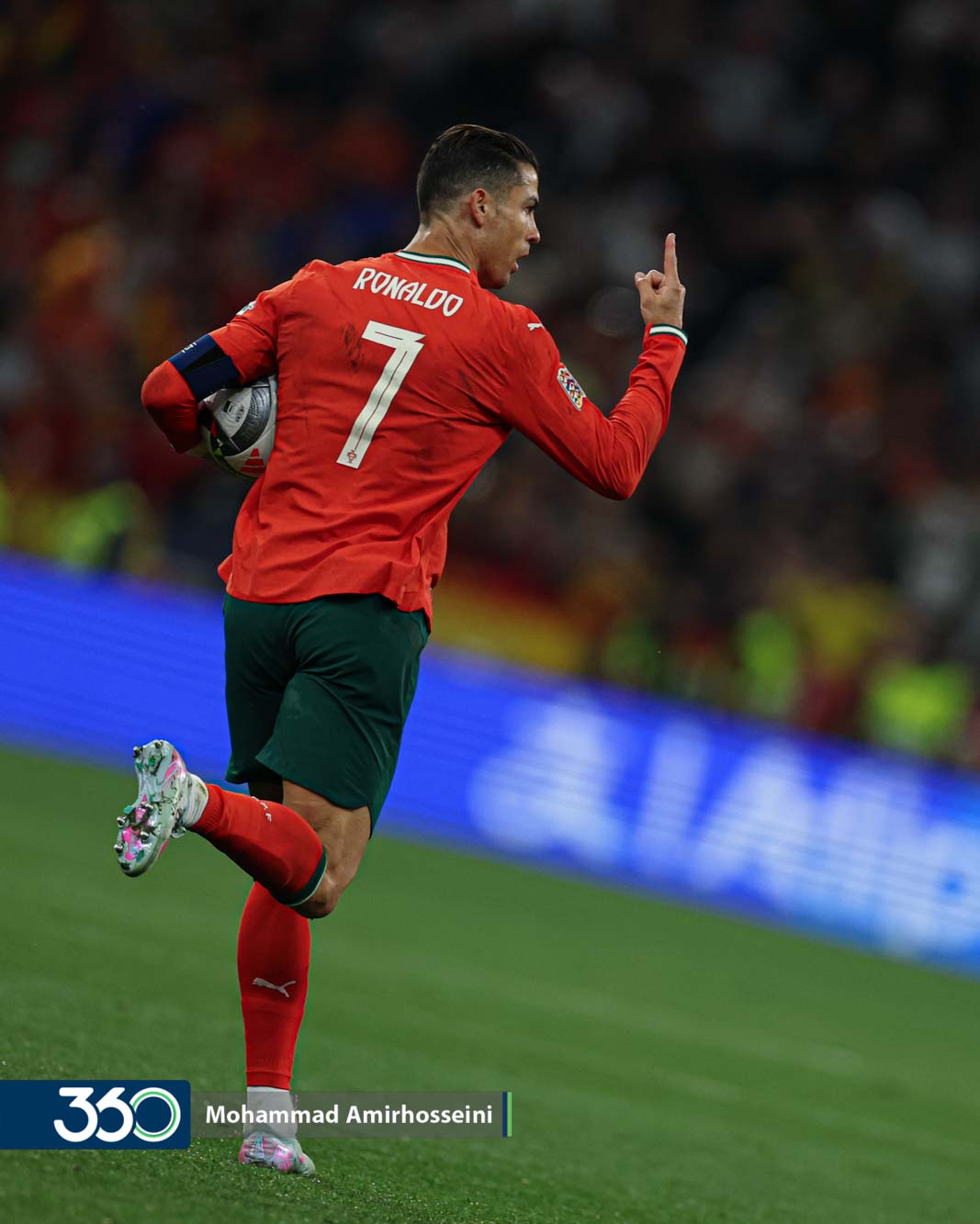 عکس رونالدو با جام لیگ ملت های اروپا