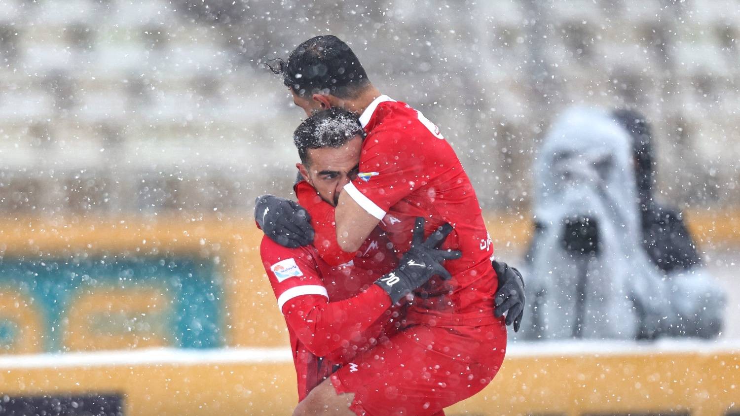 اوستون اورونوف در دورترین حالت جذابیت؛ «باشد که برف ببارد!»