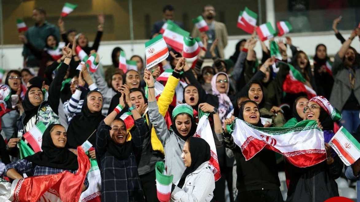 بازی استقلال و مس با حضور بانوان؛ تجربه فوتبال خانوادگی!