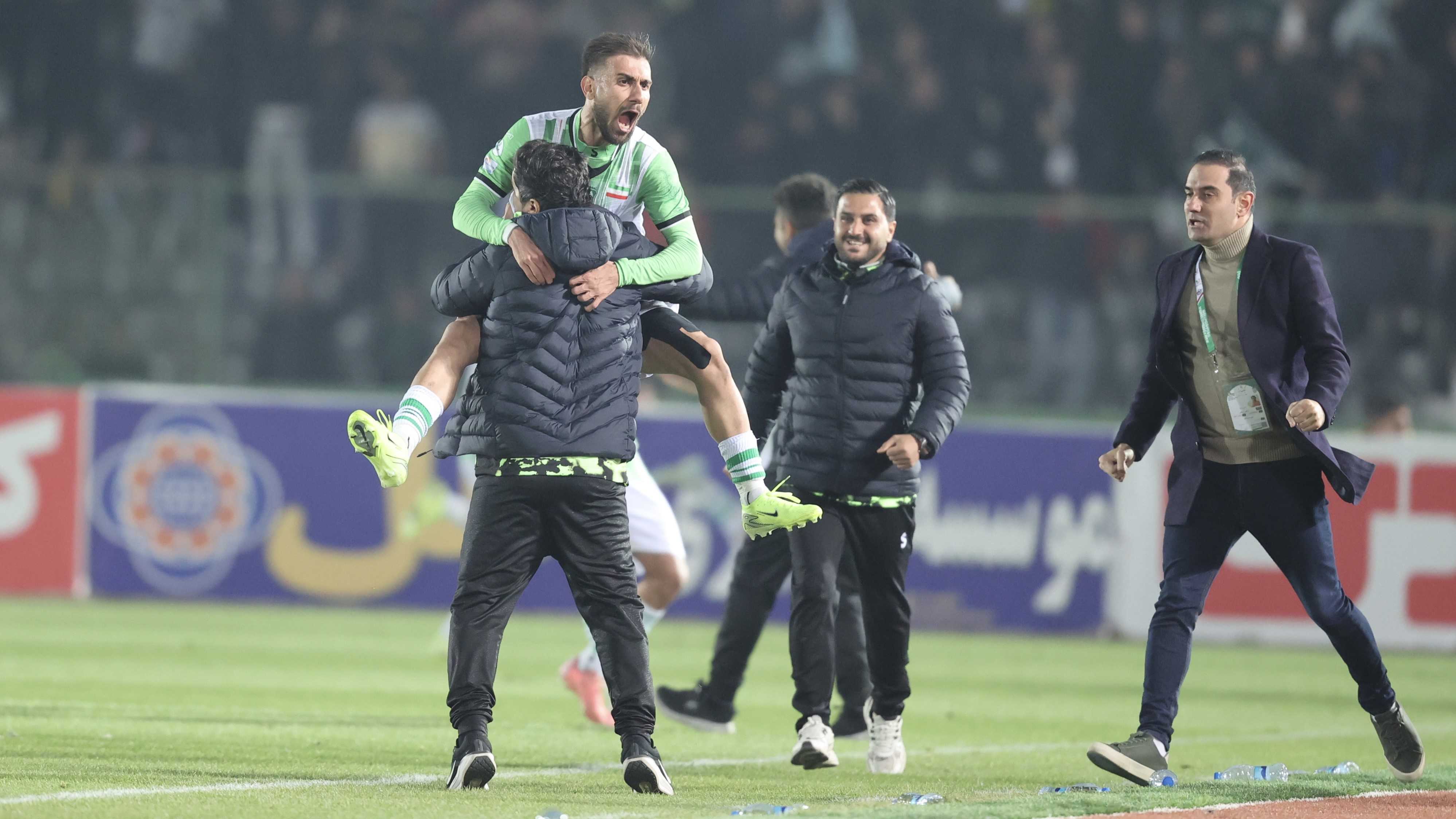 هایجک استقلال از پرسپولیس؛ دو بازیکن همراه با پول برای مهران احمدی
