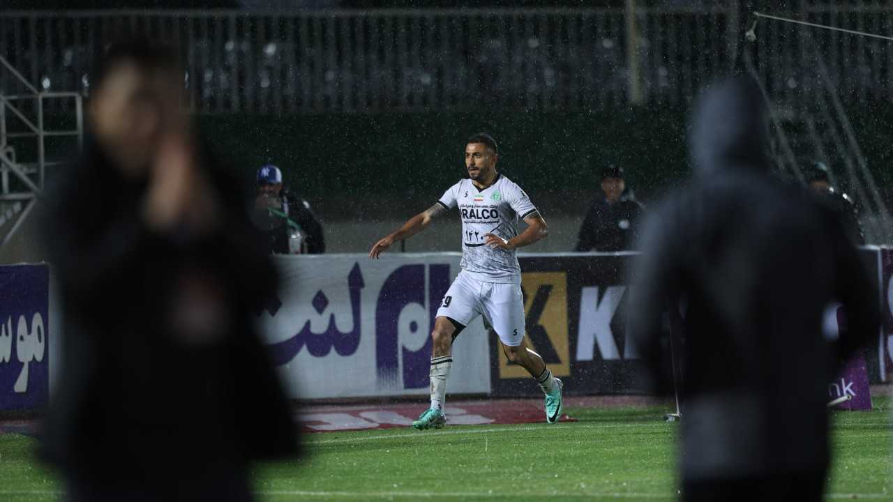 گلی که رقابت پرسپولیس - سپاهان را داغ‌تر نگه داشت؛ کاظمیان به کمک سرخ‌ها آمد