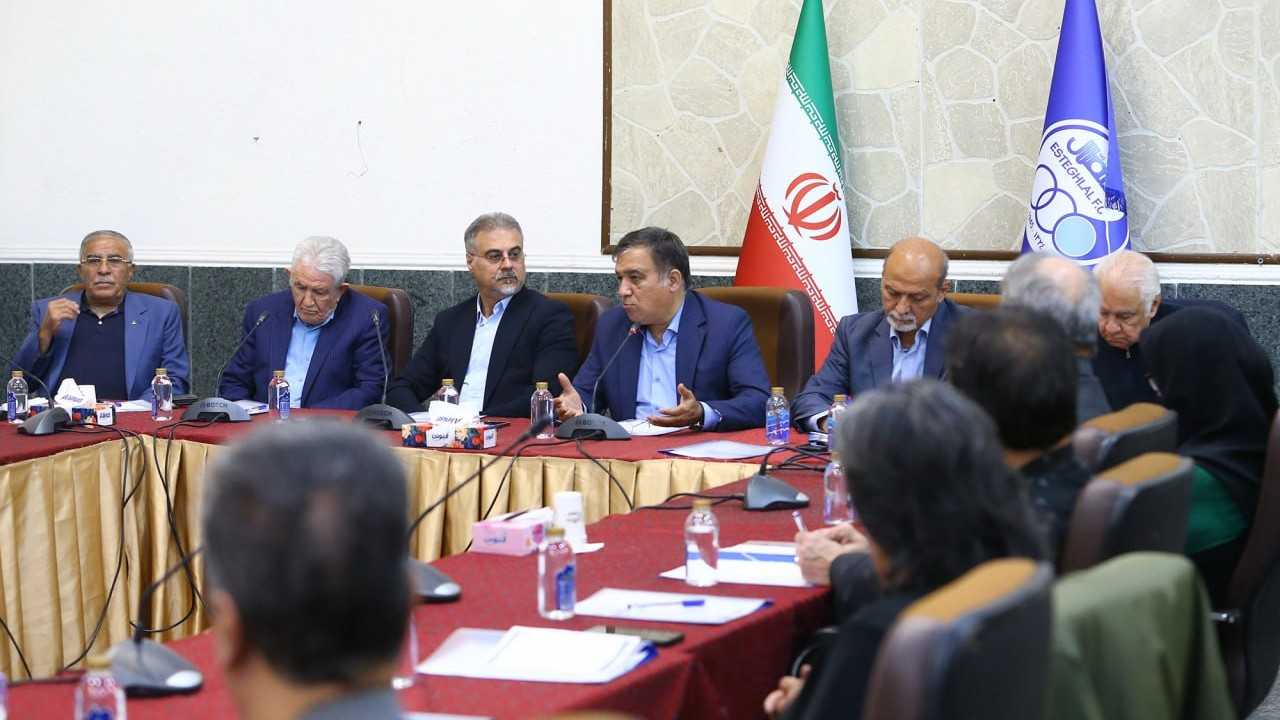 سوالات پرشمار از آقای تام‌الاختیار استقلال؛ «انتخاب آدم‌های اشتباهی را گردن می‌گیرید؟»