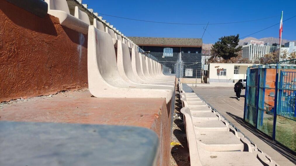 اشتباه باورنکردنی در جنوب غربی ایران؛ اسکان نوین هواداران در ورزشگاه!